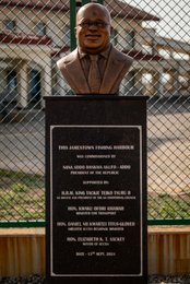 Accra;-Ghana;-Jamestown;-port-de-pêche;-plaque-commémorative;-inauguration;-13-septembre-2024;-Nana-Addo-Dankwa-Akufo-Addo;-Ga-Mantse;-King-Tackie-Teiko-Tsuru-II;-Kwaku-Ofori-Asiamah;-Elizabeth-Sackey;-buste;-coopération-sino-ghanéenne;-aide-chinoise;-infrastructure-portuaire;-document;-Afrique-de-lOuest;-quartier-historique;-photographie-documentaire;-Kaleidos;-Kaleidos-images;-La-parole-à-limage;-Stories-Pictures;-Tarek-Charara